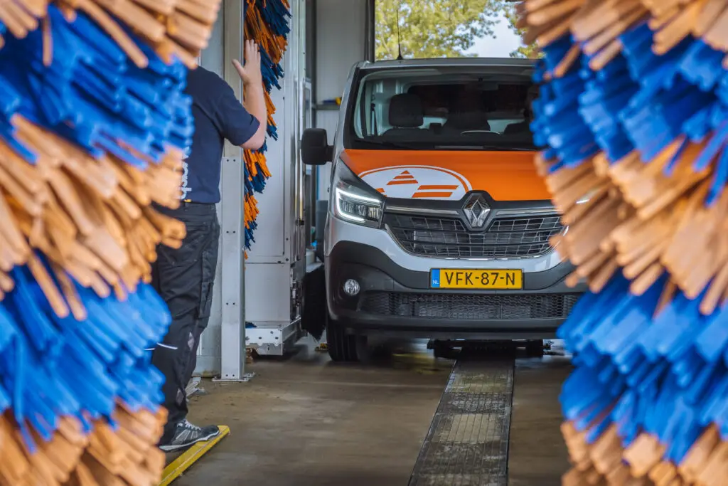 Bestelwagen gaat door een wasstraat