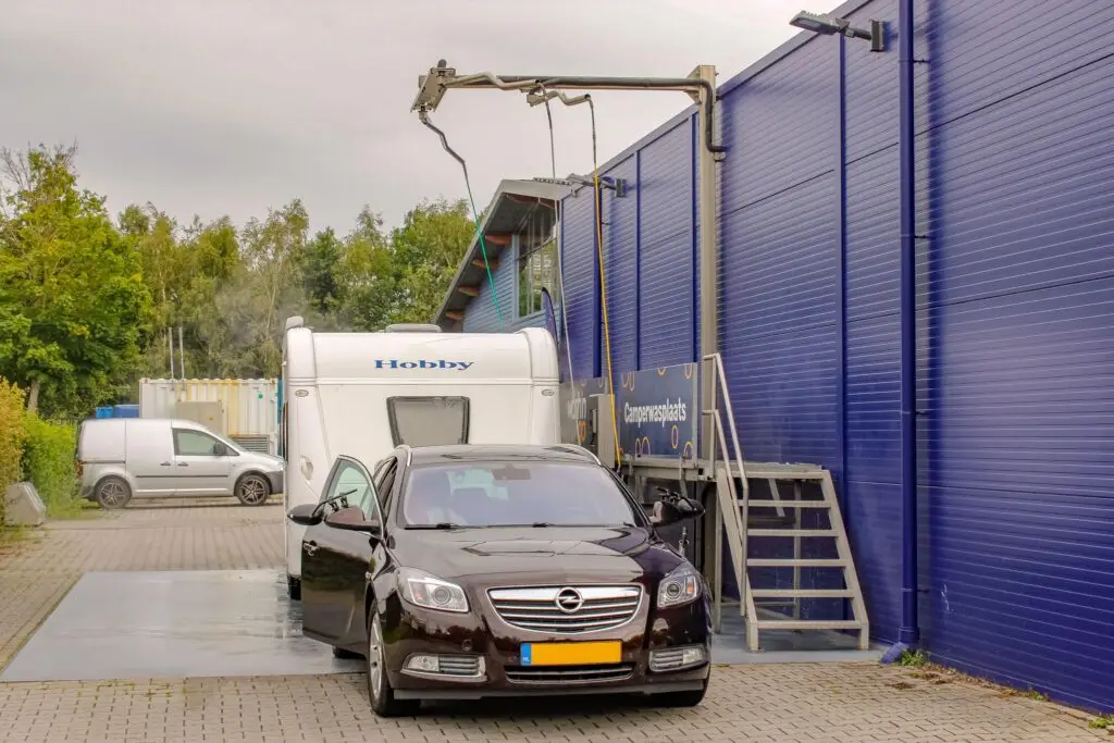 Een caravan in een camperwasplaats