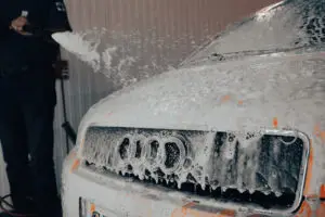Auto in een wasbox